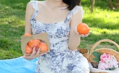 一边亲着一面膜胸口的短视频